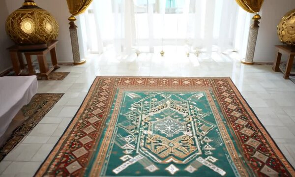 Ruang tamu dengan karpet dan jendela yang lebar 