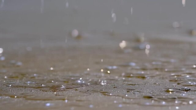Gouttes de pluie tombant sur le sol