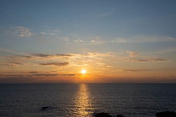 静かな海の夕暮れ
