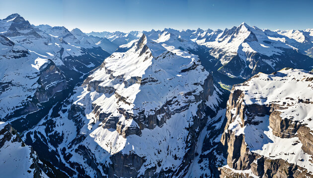 Sommet enneig&eacute; dans les Alpes suisses