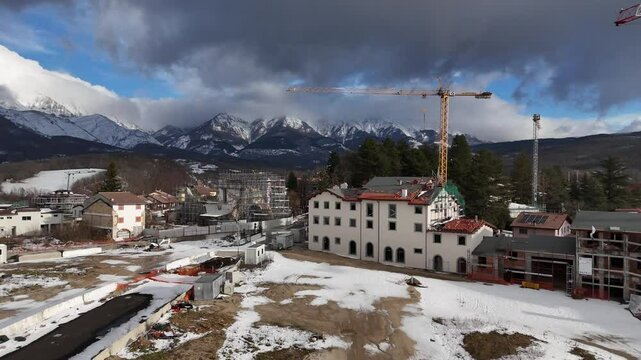 La ricostruzione di Amatrice nel 2025, dopo il terremoto del centro Italia.
Vista panoramica del centro di Amatrice con la neve durante la ricostruzione dopo il terremoto.