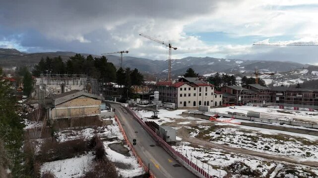 La ricostruzione di Amatrice nel 2025, dopo il terremoto del centro Italia.
Vista panoramica del centro di Amatrice con la neve durante la ricostruzione dopo il terremoto.