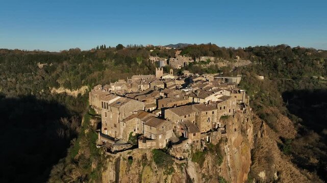 Il borgo medievale di Calcata costruito su una montagna di tufo. Lazio, Italia.
Vista aerea delle case in tufo del caratteristico borgo di Calcata nella provincia di Viterbo vicino a Roma.