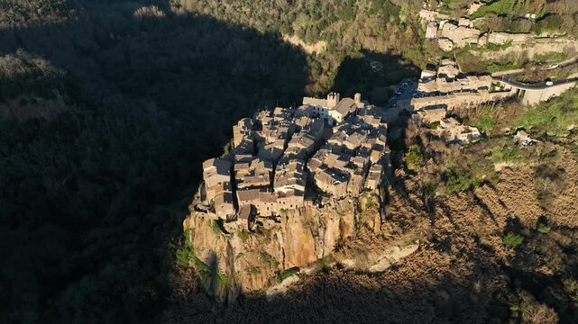 Il borgo medievale di Calcata costruito su una montagna di tufo. Lazio, Italia.
Vista aerea delle case in tufo del caratteristico borgo di Calcata nella provincia di Viterbo vicino a Roma.