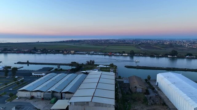 La foce del Fiume Tevere tra Ostia e Fiumicino, Roma Italia.
Vista aerea del Tevere che sfocia nel mar Tirreno.