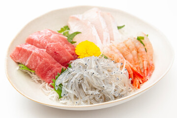 白背景に刺身の盛り合わせ
