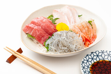 白背景に刺身の盛り合わせ