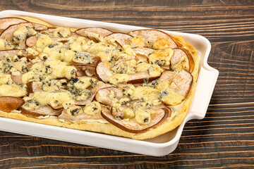 Roman pizza with pear and gorgonzola
