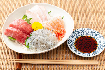 テーブルに刺身の盛り合わせ