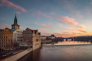 Obraz premium Prague Sunset Cityscape: The Vistula River at Dusk