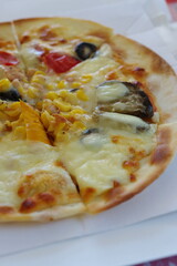 クリスピー生地のナスのピザ