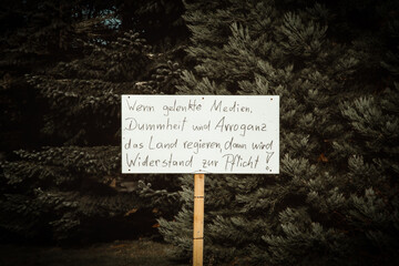 Plakat im Erzgebirge zur politischen Situation 
