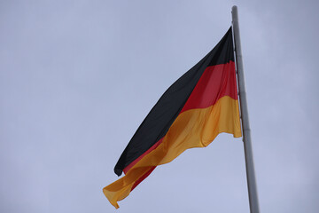 Eine Flagge von Deutschland an einem Fahnenmast.