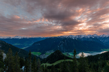 Obraz premium Fiery Sunset Over Achensee: Mountain Panorama