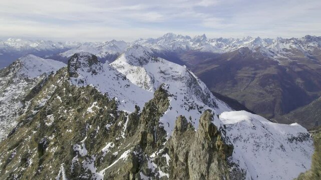 Sfiorando le creste con la prima neve