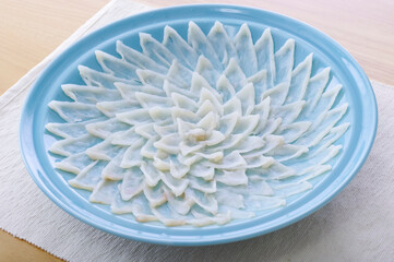 美味しそうなフグの刺身盛り
