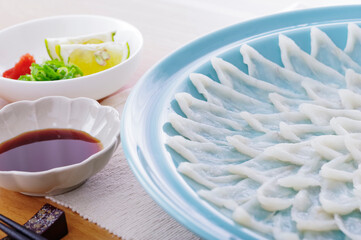 美味しそうなフグの刺身盛り