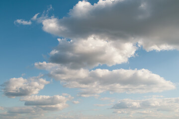 Obraz premium White clouds scattered across the blue sky. Landscape photography for design and print.