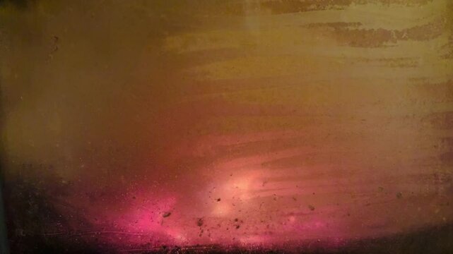 primo piano schermo intero di stentata fiamma che arde dietro un vetro opaco e sporco di fuligine