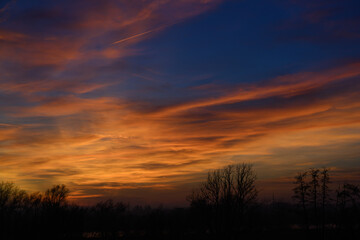 Ein farbenprächtiger Sonnenuntergang am Neujahrstag