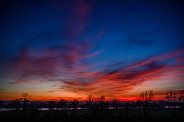 Ein farbenprächtiger Sonnenuntergang am Neujahrstag