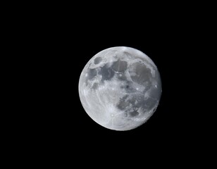 Obraz premium Full moon illuminating the night sky, representing lunar phases, astronomy, and nighttime beauty.