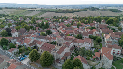 Le petit village de Charroux en Auvergne dans l'allier