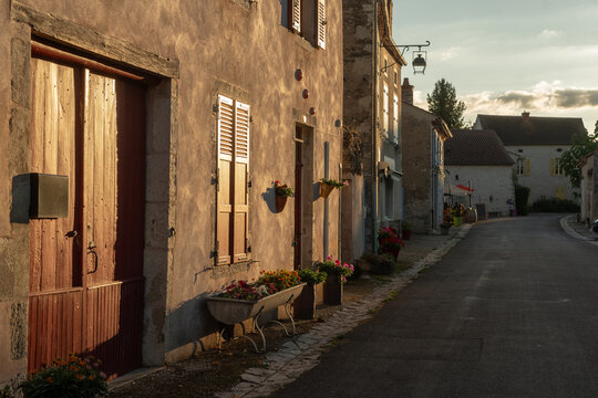 Le petit village de Charroux en Auvergne dans l'allier