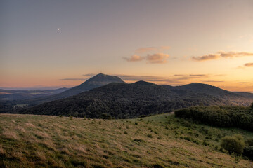 Obraz premium La montagne du Puy-de-Dôme en Auvergne au coucher de soleil et le volcan du Puy de Pariou