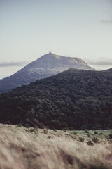 La montagne du Puy-de-Dôme en Auvergne au coucher de soleil et le volcan du Puy de Pariou