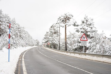 Paisaje con carretera en montaña y bosque con nieve del frio invierno