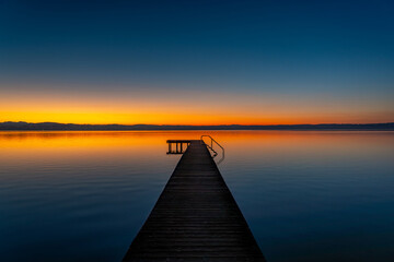 Obraz premium Steg im Abendrot am Starnberger See