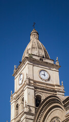 Catedral blanca con fondo azul, iglesia colonial