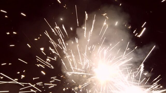 Explodierender Feuerwerksvulkan in Silvesternacht, Brauchtum, Rauchgas, Funkenregen