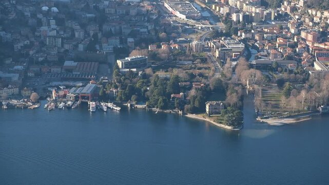 Panorama del Lago di Como e della foce del torrente Breggia da un punto panoramico di Brunate in provincia di Como, Lombardia, Italia.