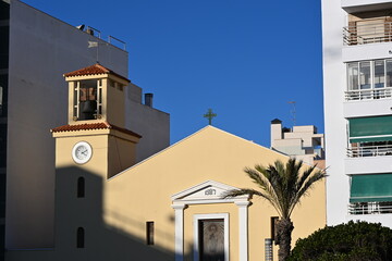 wieża kościoła palma niebieskie niebo krzyż Jezus © Miroslaw