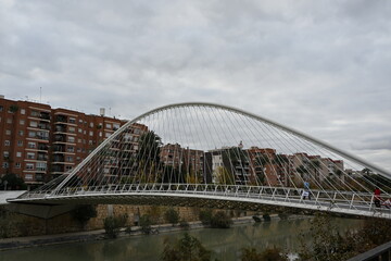 przęsło most nowoczesny biały ptaki gołębie niebo stal metal 