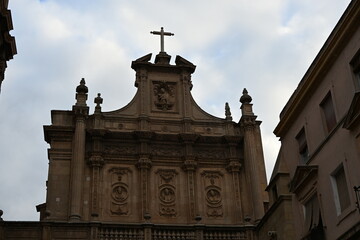 Katedra fasada bogato zdobiona święte postacie wież kościoła © Miroslaw