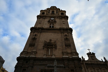 Katedra fasada bogato zdobiona święte postacie wież kościoła © Miroslaw