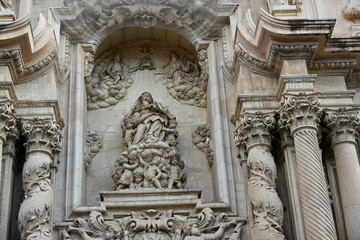 rzeźby na fasadzie bazyliki w Elche w Hiszpani