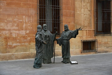 trzy starożytne postacie rozmawiają pomnik © Miroslaw