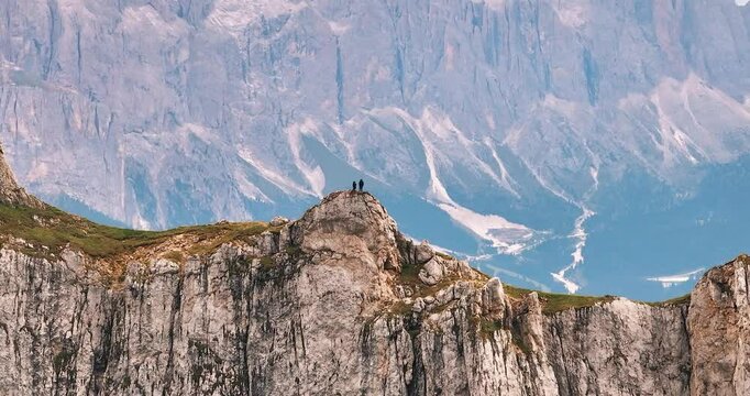 Menschen auf Berggipfel S&uuml;dtirol Dolomiten Seceda Italien