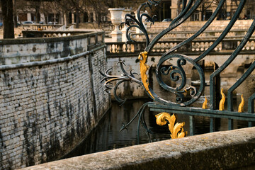 Détail du temple de Diane - extérieur - grille