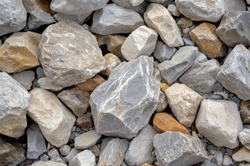 様々な岩が散りばめられた自然の風景に見られる石の集合体