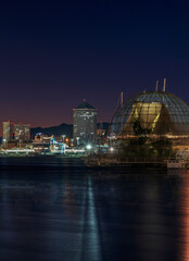 Obraz premium A stunning Luminous Cityscape at Night, showcasing the beauty of vibrant architecture