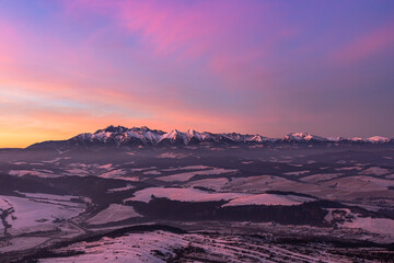 Zimowy wschód słońca z Trzech Koron