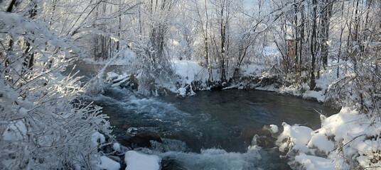 Bach und Auwald von Rauhreif bedeckt und verschneit - frosted stream in a winter forest