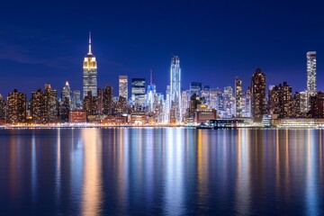 Naklejka premium City skyline is reflected in the water