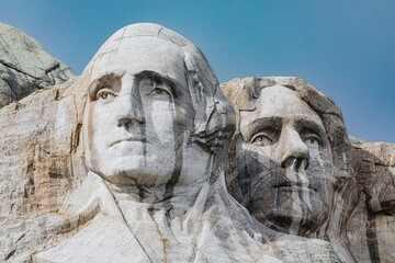 Obraz premium Massive granite carving of Presidents Washington and Lincoln at Mount Rushmore. Monumental sculpture, a national treasure. Mount Rushmore National Memorial, Keystone, South Dakota, USA.