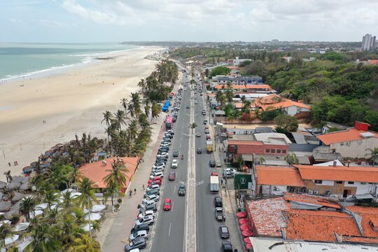Vista a&eacute;rea por drone da praia do caolho em s&atilde;o luis do maranh&atilde;o no Brasil com a avenida no centro